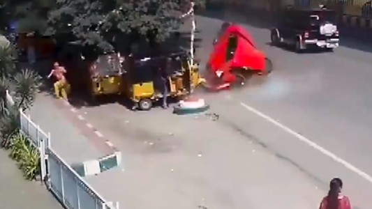 VIDEO:  el momento en el que un auto sale volando de un puente a una calle transitada