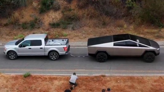 Elon Musk muestra el potencial de la Tesla Cybertruck frente al rey de los pick-up