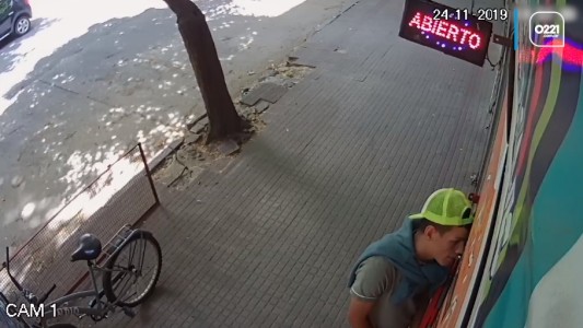 VIDEO: pidió algo para comer en un kiosco y como no se lo dieron, se robó una bicicleta