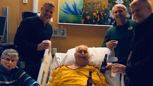 "La última cerveza": el anciano que tiene un cáncer terminal y pudo cumplir su deseo junto a sus hijos