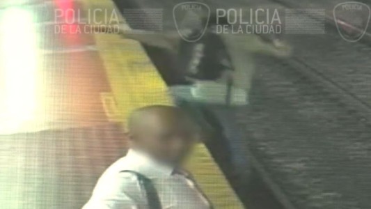 VIDEO: por mirar el celular, se cayó a las vías de la Línea D