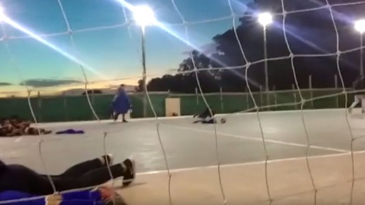Video: pánico en un partido de fútbol infantil por un tiroteo entre policías y ladrones