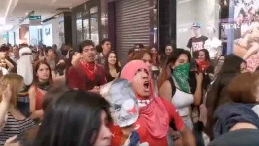 Crisis en Chile: encapuchados invadieron el shopping Parque Arauco
