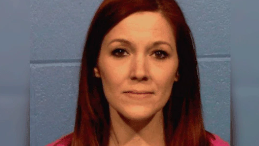 Fue premiada como la "Maestra del año y ahora la acusan de abusar sexualmente de un alumno en el colegio