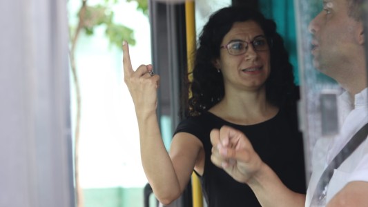 Tucumán: choferes del transporte urbano se capacitaron en lengua de señas