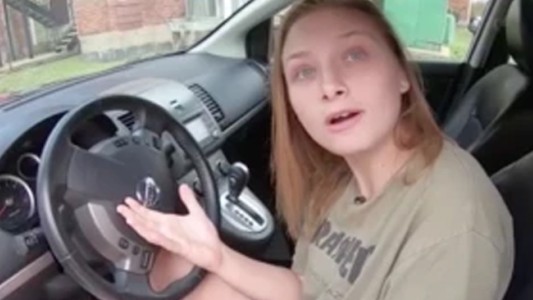 Le regalaron un auto a una camarera que caminaba 22 kilómetros para llegar al trabajo