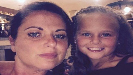 Una nena fue atacada por dos delfines que la arrastraron al agua y casi la ahogan