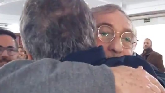 El abrazo de Mauricio Macri y Luis Brandoni en España