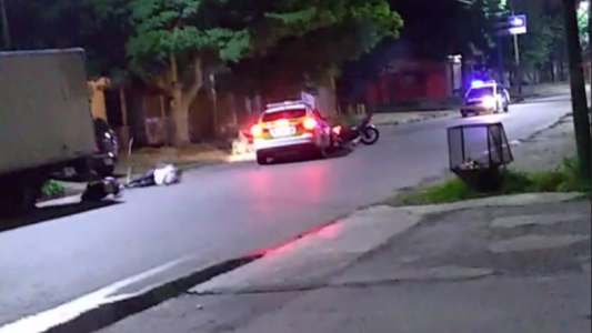 VIDEO: patrullero choca a una pareja en moto que evadió un control