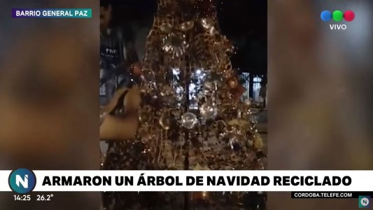 Vecinos de General Paz armaron un árbol de Navidad en medio de la avenida