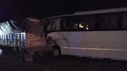 Santa Fe: un muerto y 22 heridos al chocar un micro que trasladaba a juveniles de Sportivo Barracas