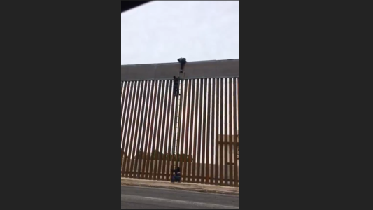 VIDEO: así burla un migrante el nuevo muro de Donald Trump