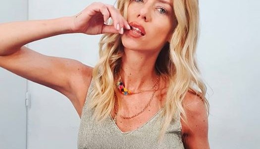 VIDEOS Y FOTOS: los impresionantes escotes de Nicole Neumann