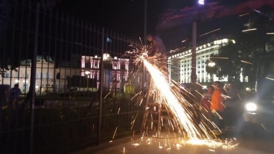 Sacan las rejas de Plaza de Mayo