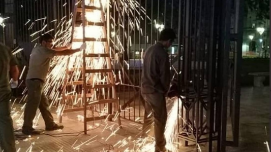 VIDEO: el momento en que sacan las rejas de Plaza de Mayo