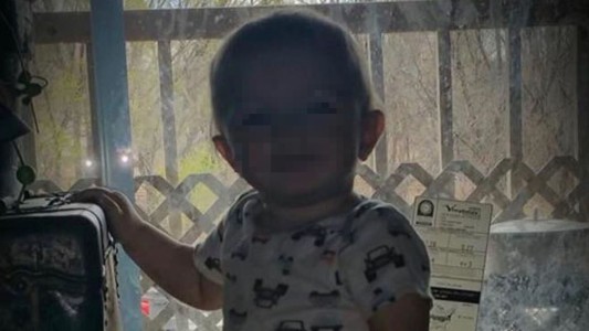 Condenaron a una mujer por la muerte de su hijo de 2 años: se disparó cuando creía que jugaba con un arma de juguete