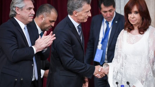 Frío apretón de manos de Cristina a Macri y fuerte abrazo de Alberto Fernández al expresidente