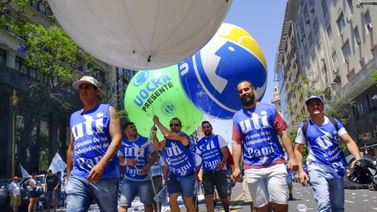 Asunción de Alberto: el video de los baldazos de agua desde los balcones para bancar el calor en Avenida de Mayo