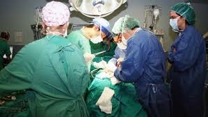 Un hombre nació sin testículos y recibió uno de su hermano gemelo: la ciencia discute quién será el padre de su futuro hijo