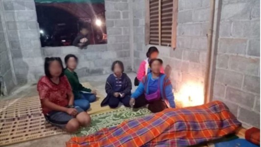 Un hombre le dio las únicas frazadas a sus hijas y murió de frío