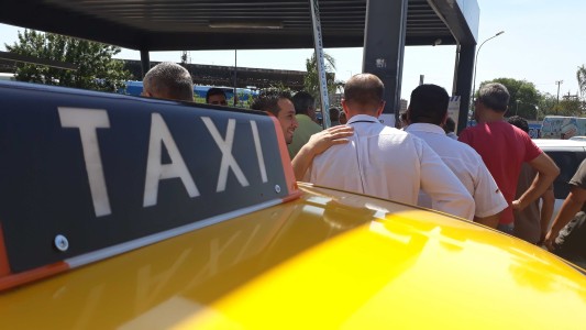 Taxistas marcharon pidiendo aumento de tarifas
