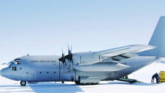 Hallaron restos que podrían ser del avión Hércules chileno desaparecido