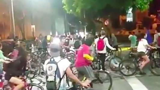 VIDEO: carabinero atropella a manifestantes en bicicleta, los deja heridos y huye