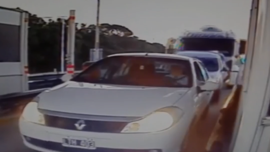 VIDEO: camión fuera de control atropelló a una fila de autos en una cabina de peaje
