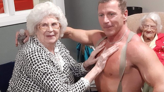 VIDEO: a los 89 años, la abuela cumplió su deseo de Navidad: bailar con un stripper