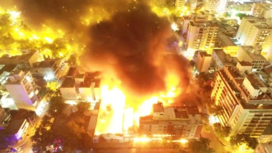 Un gran incendio se desató en un mayorista en Mar del Plata