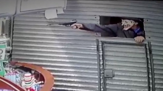 VIDEO: ladrón armado y con una máscara intenta robar un kiosko