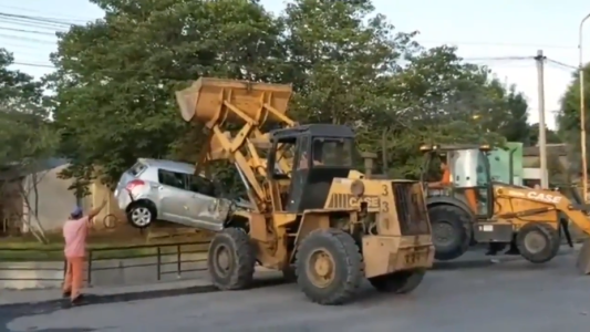 VIDEO: así sacaban el auto de la joven que cayó a un arroyo en Paraná