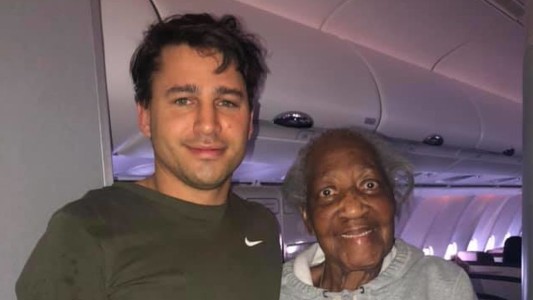 El gesto conmovedor de un joven con una abuela en un vuelo entre Londres y Nueva York