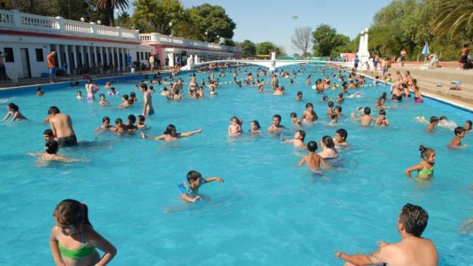 Siete detenidos y tres heridos tras una pelea en la pileta del Parque Sarmiento