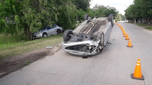 Impactante choque entre dos autos en colectora: uno terminó bajo un árbol