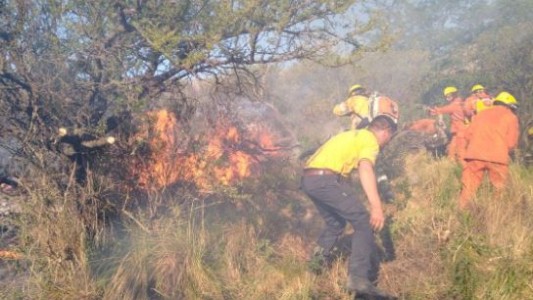 Bomberos combaten incendios en La Paz y Capilla del Monte