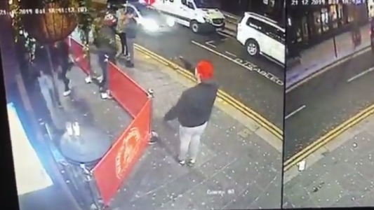 VIDEO: hombre armado ataca a guardias de un bar