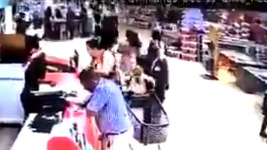 VIDEO: captan el momento en que secuestran a un niño en un shopping