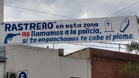 Polémico cartel de vecinos a delincuentes: "Si te enganchamos, te cabe plomo""