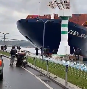 VIDEO: un buque de carga terminó encallado en la costa de Estambul