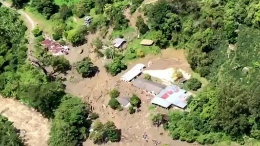 VIDEO: desbordamiento de río deja ocho desaparecidos en Colombia