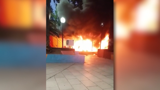 VIDEO: incendiaron intencionalmente una histórica calesita de Valentin Alsina