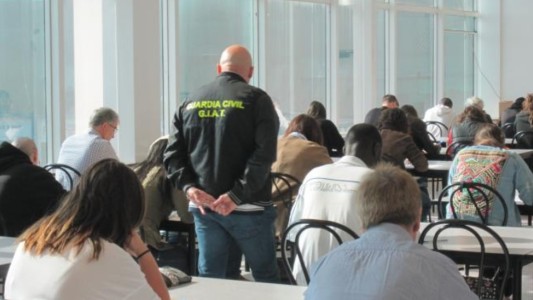 Detuvieron a dos hermanos gemelos por reemplazarse en el examen de manejo