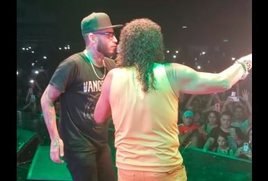 VIDEO: La Mona y Ulises Bueno cantaron juntos para despedir el año
