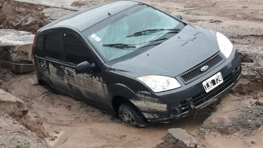 Anegamientos y autos atrapados por la intensa lluvia en Córdoba