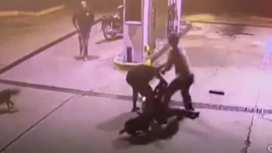 Ladrón atacó una empleada en una estación de servicio y lo corrieron a palazos