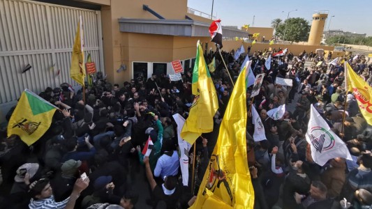 Manifestantes atacan la embajada de EE.UU. en Irak tras bombardeos a grupo pro-iraní