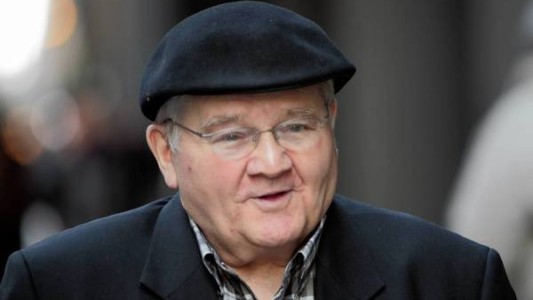 Un cura jesuita cercano a la Madre Teresa abusó de un nene "más de mil veces"