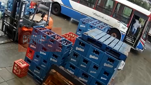 VIDEO: bajó del colectivo, se robó un cajón de cerveza y volvió a subir en segundos