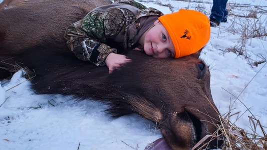 Indignación en las redes por la nena de 8 años que fusiló a un ciervo y su padre lo mostró en Facebook